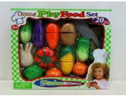 Hrochová zelenina nakrájená na prkénku