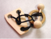 Dřevěný hlavolam činka