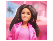 Barbie Signature The Movie - America Ferrera jako panenka Gloria pro film v třídílném kalhotovém kostýmku v růžové barvě, figurka na hraní