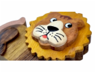 2Kids Toys Dřevěná klíčenka velká Lev ležící