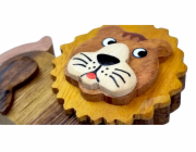 2Kids Toys Dřevěná klíčenka velká Lev ležící