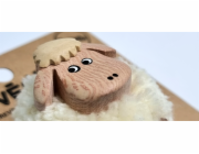 2Kids Toys Dřevěná magnetka velká pompon Ovce