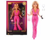 Módní panenka s růžovými károvanými šaty