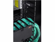 APC - Sada kabelového vedení skříně - černá - 20U - kompatibilní s TAA (balení 4) - pro P/N: NBPD0160A, NBWL0355A, SMX2KR2UX145, SMX3KR2UNCX145, SRT1000RMXLI, SRT1000RMXLI-NC
