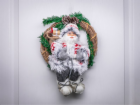 Dekorace MagicHome Vánoce, Santa sedící ve věnci, věnec, ...